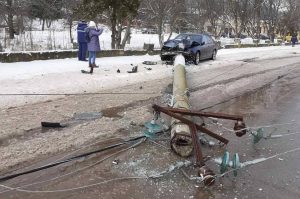 /FOTO/ Un tânăr din Soroca a doborât la pământ cu automobilul un pilon de energie electrică