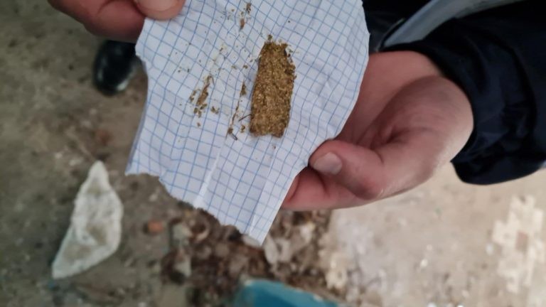 /FOTO/ Un bărbat din Bălți a fost prins de carabinieri în timp ce încerca să ascundă droguri într-o clădire părăsită din oraș