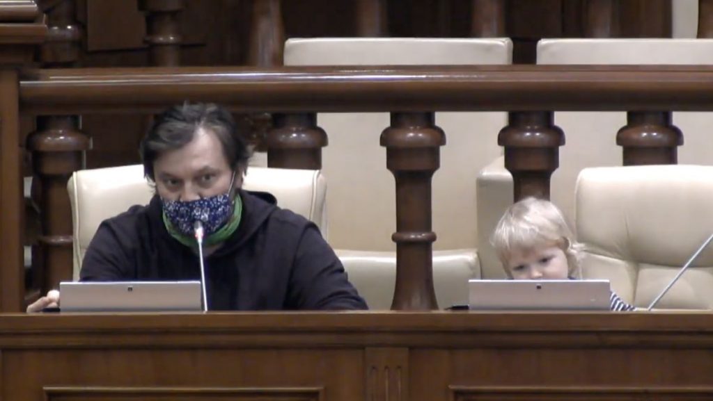 /VIDEO/ Dumitru Alaiba și-a adus copilul în Parlament, pentrucă nu avea cu cine îl lăsa acasă