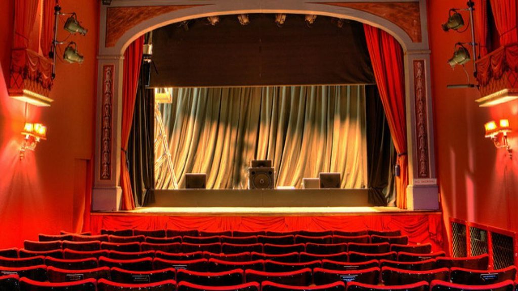 Regim special de activitate în țară. Teatrele se închid, iar școlile trec pe online