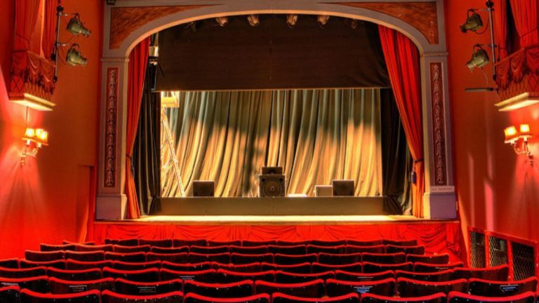 Regim special de activitate în țară. Teatrele se închid, iar școlile trec pe online