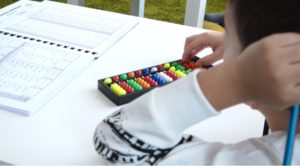 /VIDEO/ În orașul Drochia activează o școală aritmetică, care promovează educația inovativă prin metoda japoneză
