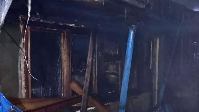 /FOTO/ O casă din Bălți a fost cuprinsă de flăcări. Pompierii au luptat cu focul aproximativ o oră