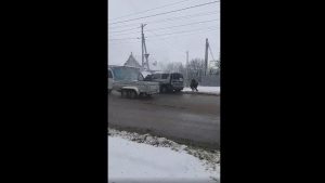 /VIDEO/ Automobil cuprins de flăcări la Bălți. Oamenii au încercat să stingă focul cu zăpadă