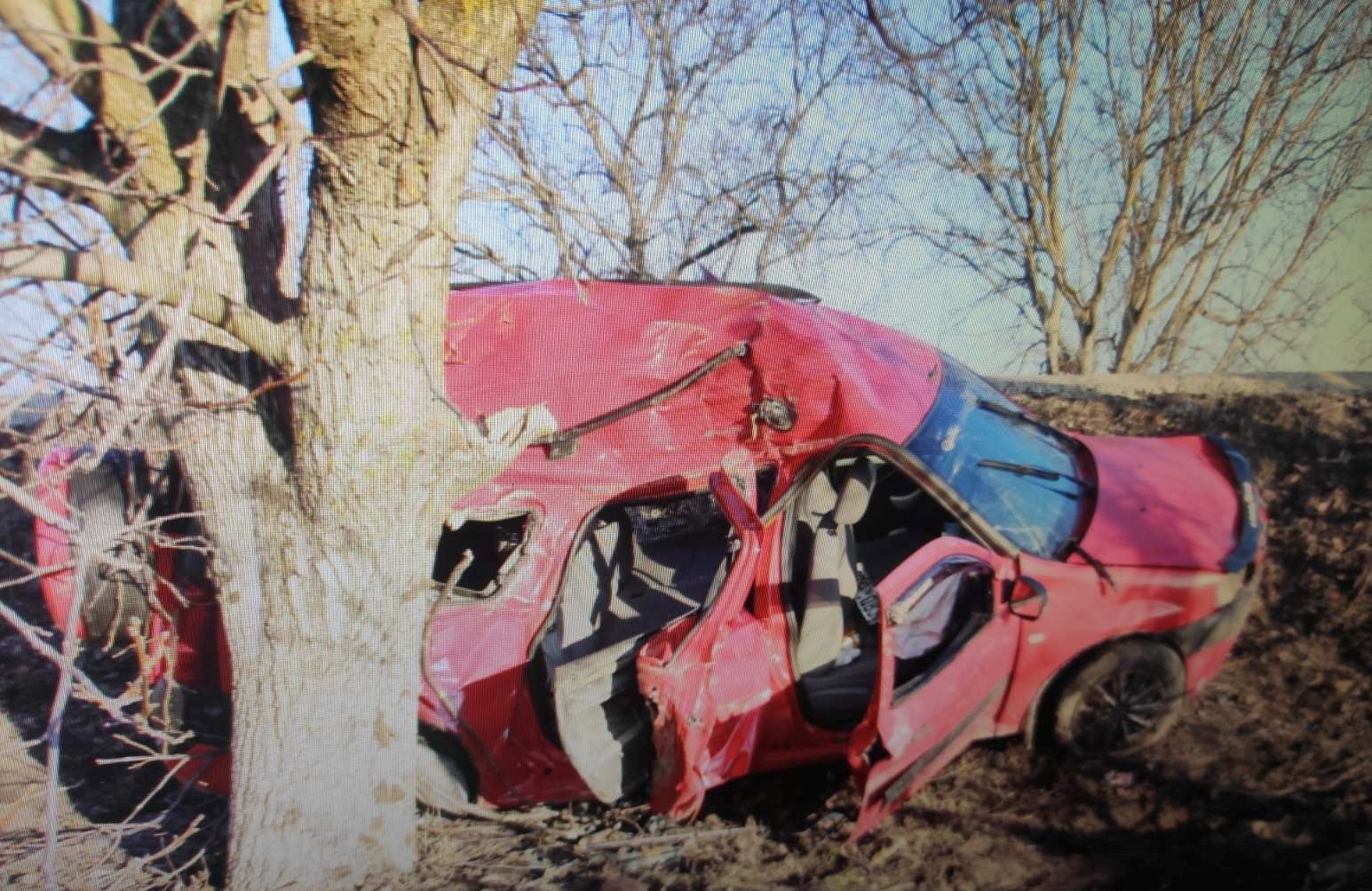 /FOTO/ Grav accident în raionul Fălești. Un bărbat în stare de ebrietate a ajuns cu mașina într-un copac, doi pasageri în stare gravă la spital