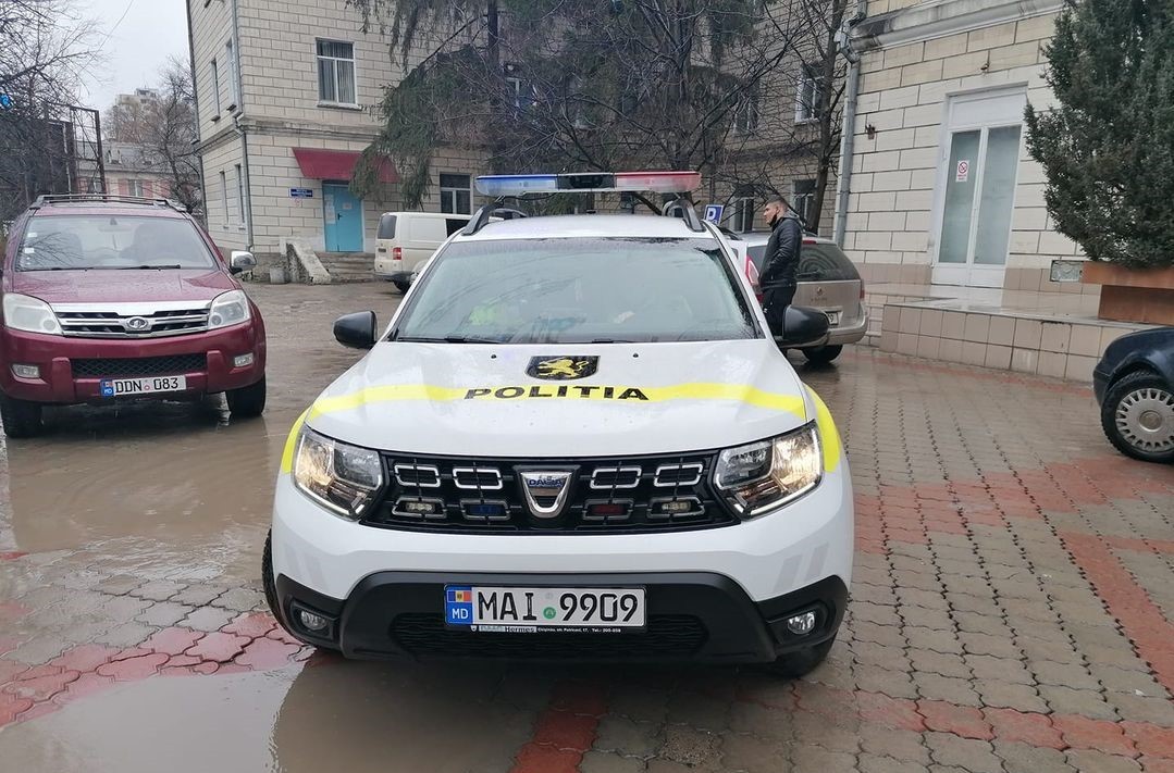 Doi angajați ai INSP au transportat o femeie însărcinată din Corlăteni la spitalul din Bălți. Peste câteva minute, femeia a născut o fetiță