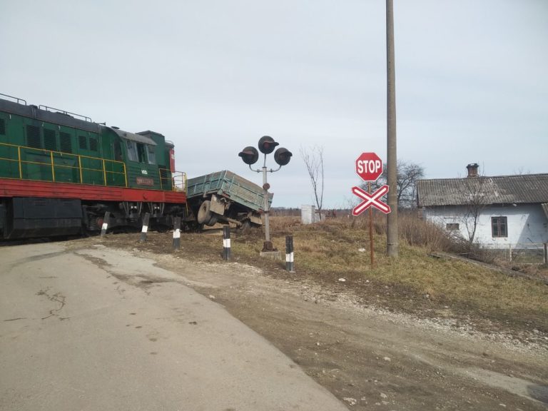 /FOTO/ Un bărbat din Edineț a scăpat cu zile, după ce nu a cedat trecerea unui marfar în raionul Briceni