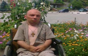 Un bărbat din raionul Nisporeni are nevoie de ajutorul oamenilor pentru a-și procura un scaun cu rotile electric