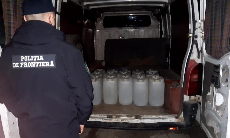 Pete trei sute litri de alcool etilic transportat ilegal în raionul Ocnița. Transportatorul riscă amendă