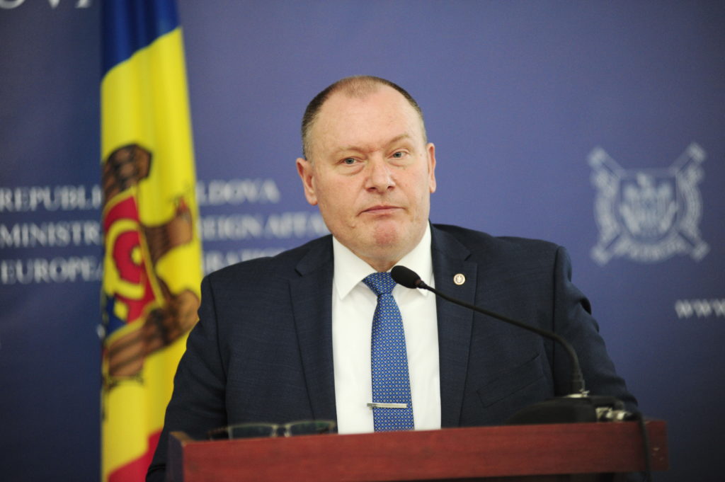Guvernul roagă Parlamentul să-i permită procurarea vaccinului anti-COVID-19 cu derogarea de la lege: „Vă rog din suflet...”