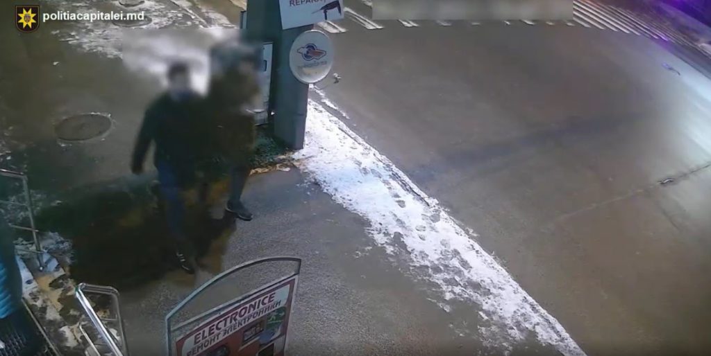 /VIDEO/ Un tânăr din raionul Glodeni și altul din raionul Dubăsari riscă până la șapte ani de închisoare pentru comiterea unui jaf stradal