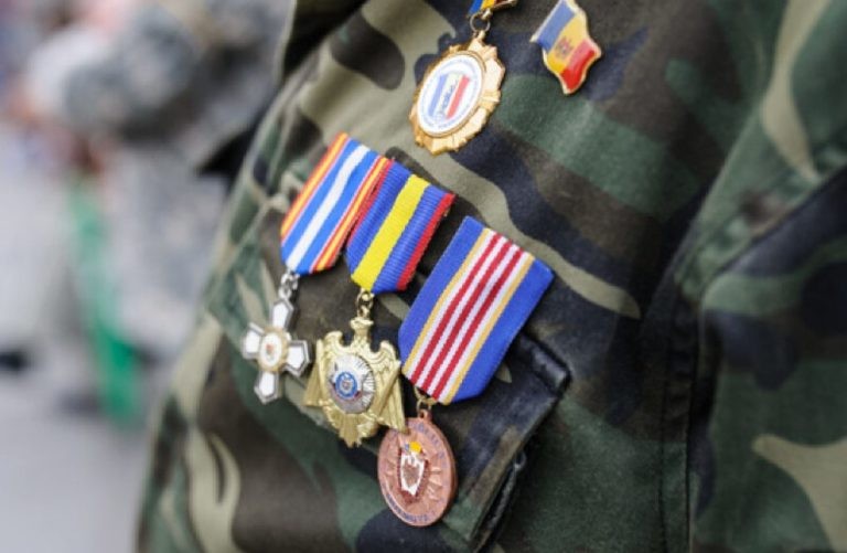 Veteranii stabiliți peste hotare la fel vor beneficia de alocațiile de stat acordate pentru merite deosebite