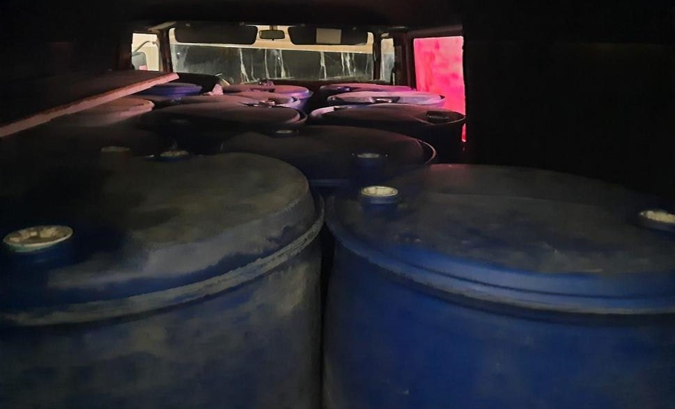 Aproximativ trei tone de alcool etilic de contrabandă a fost depistat în raionul Briceni