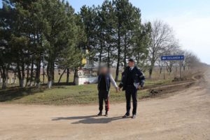 O femeie a fost jefuită în plină noapte de către trei tineri pe un drum din raionul Soroca. Suspecții riscă până la șapte ani de închisoare