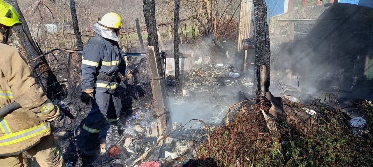/FOTO/ Pompierii din raionul Soroca au stins un incendiu și au prevenit producerea unei explozii
