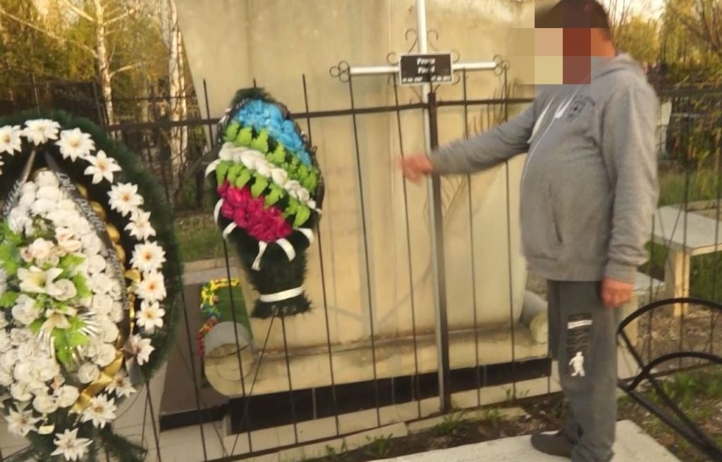Fura arbuști de tuie de pe mormintele din cimitirul comunei Țambula și îi vindea la piața agricolă din Bălți. Acum riscă până la 4 ani de închisoare