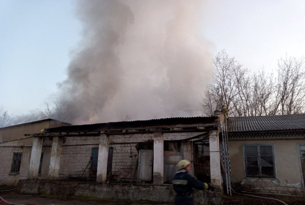 /FOTO/ Incendiu la un depozit de panificație din orașul Sângerei