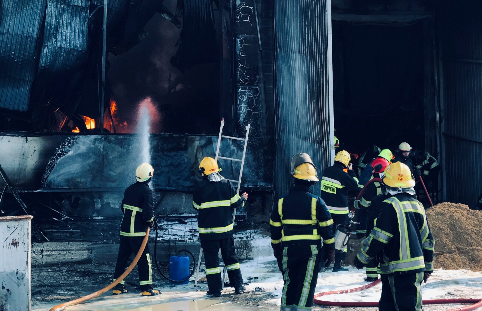 IGSU a anunțat primele versiuni în cazul incendiului de la depozitul de vopsea din Chișinău