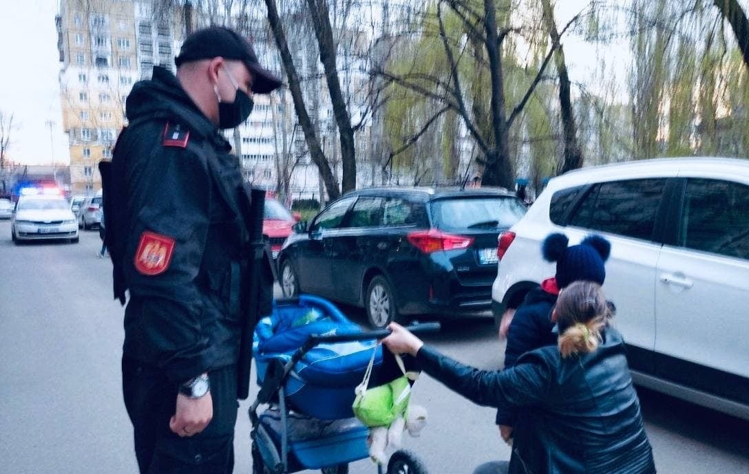 O femeie din Bălți a fost ajutată de carabinieri să-și găsească fiica de cinci ani