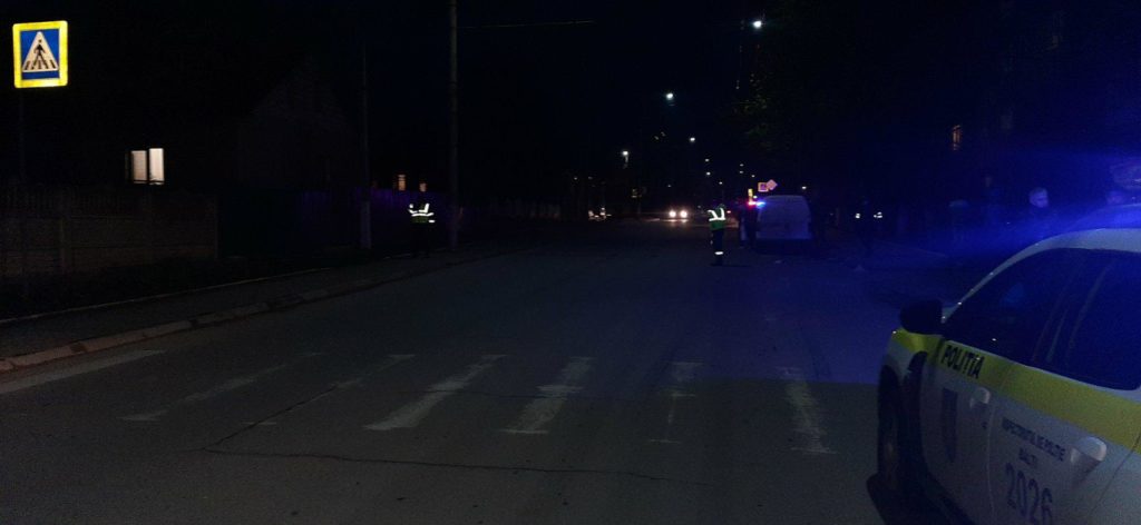 Un femeie a ajuns la spital, după ce a fost lovit de o mașină pe o trecere de pietoni din Bălți