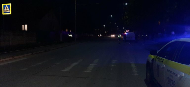 Un femeie a ajuns la spital, după ce a fost lovit de o mașină pe o trecere de pietoni din Bălți