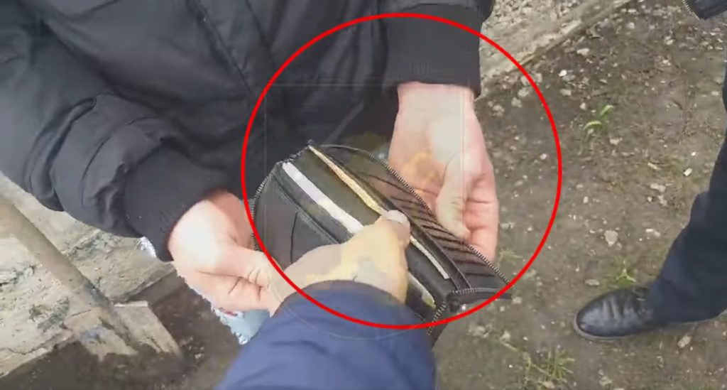 /VIDEO/ Doi tineri din raionul Florești au furat un portmoneu cu bani și l-au îngropat în curtea casei lor. Acum riscă până la patru ani de închisoare