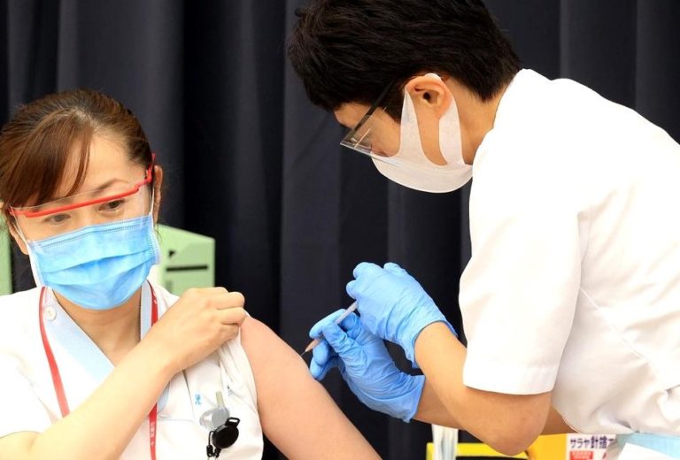 O nouă mutație a coronavirusului este rezistentă la vaccinuri și a fost depistată la pacienții unui spital din Japonia