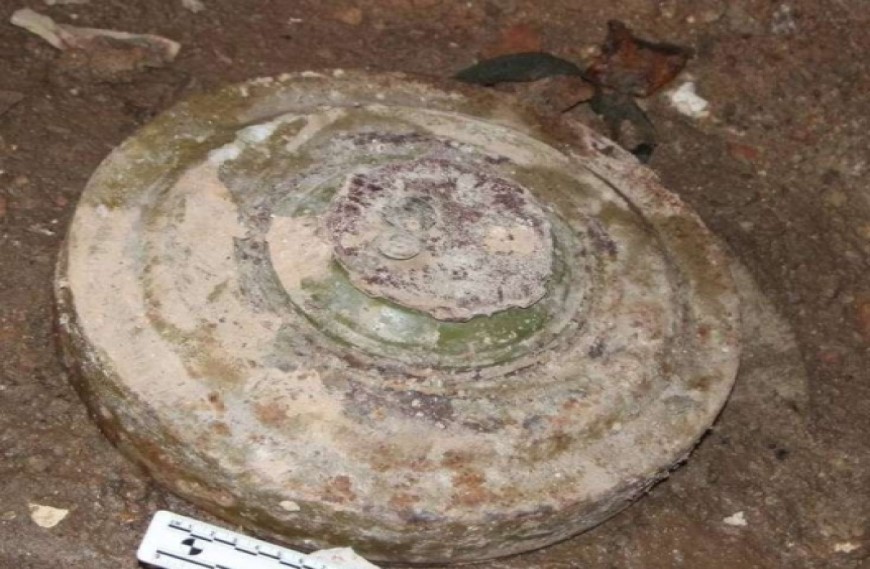 O mină antitanc a fost descoperită în subsolul unui bloc locativ din orașul Glodeni