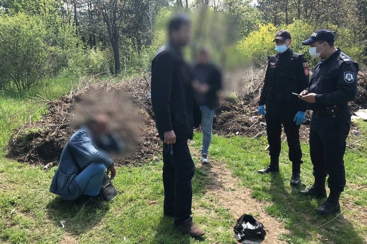 Trei bărbați drogați au fost găsiți într-un parc din Bălți ziua în amiaza mare