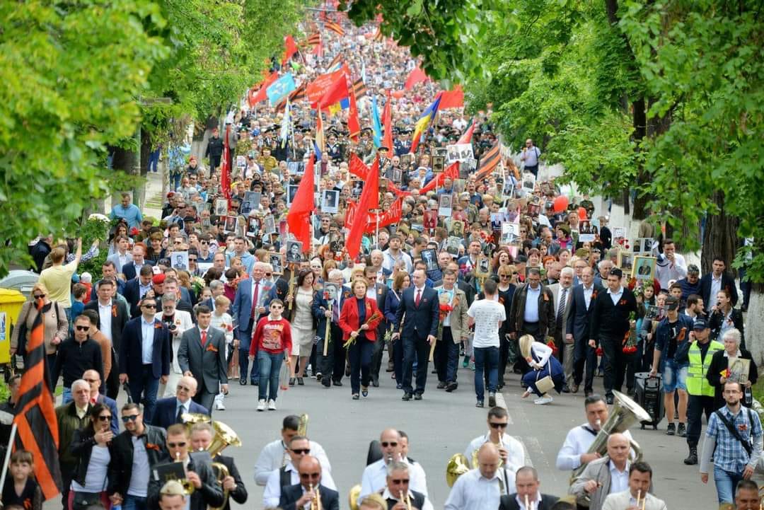 Marș pe timp de pandemie cu peste zece mii de persoane organizat de Ziua Victoriei la Chișinău