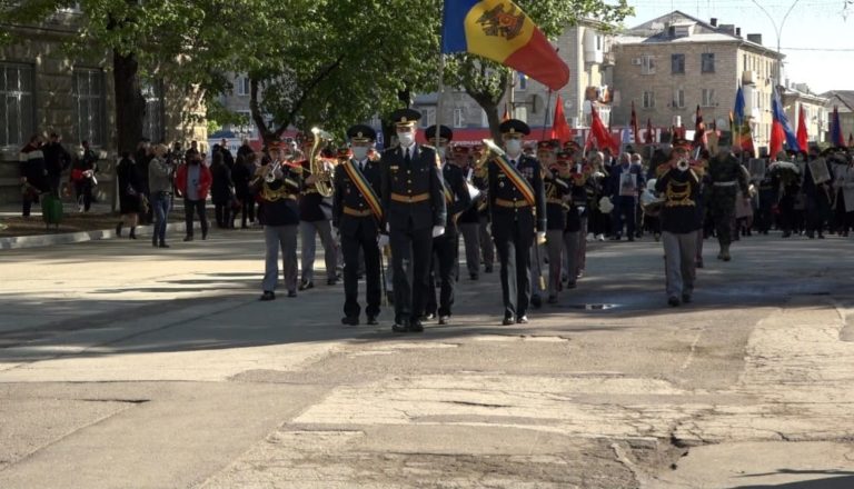 Pe timp de pandemie în jur de o mie de persoane au marcat printr-un marș Ziua Victoriei la Bălți