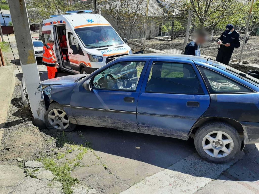 /FOTO/ Un bărbat a fost transportat la spital, după ce s-a tamponat cu automobilul într-un pilon electric la Soroca