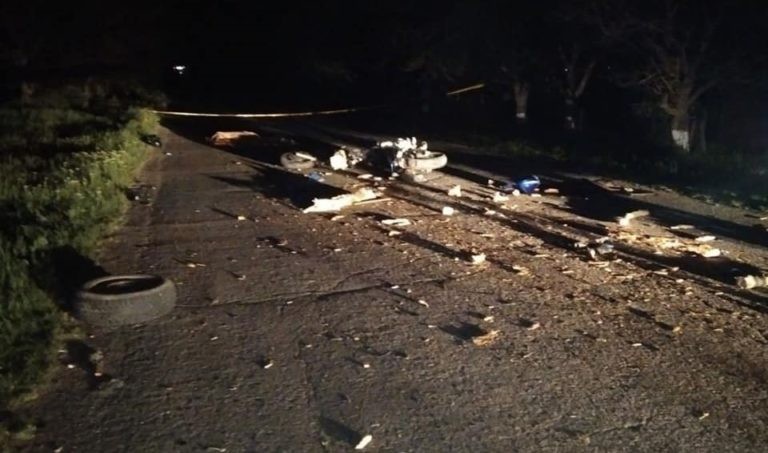 Accident în raionul Soroca. Un tânăr de 22 ani a murit, iar alte trei persoane au ajuns la spital, după ce motocicleta victimei s-a lovit într-un motocultor