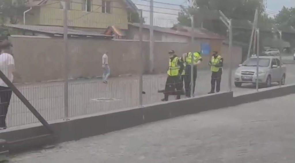 Focuri de armă pe o stradă din Bălți. Un bărbat a încercat să înjunghie cu un cuțit mai mulți trecători, după care a vrut să-și pună capăt zilelor