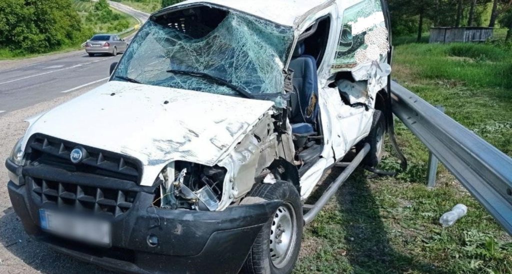 /FOTO/ Accident în raionul Briceni. Un bărbat și un minor au fost la un pas de moarte
