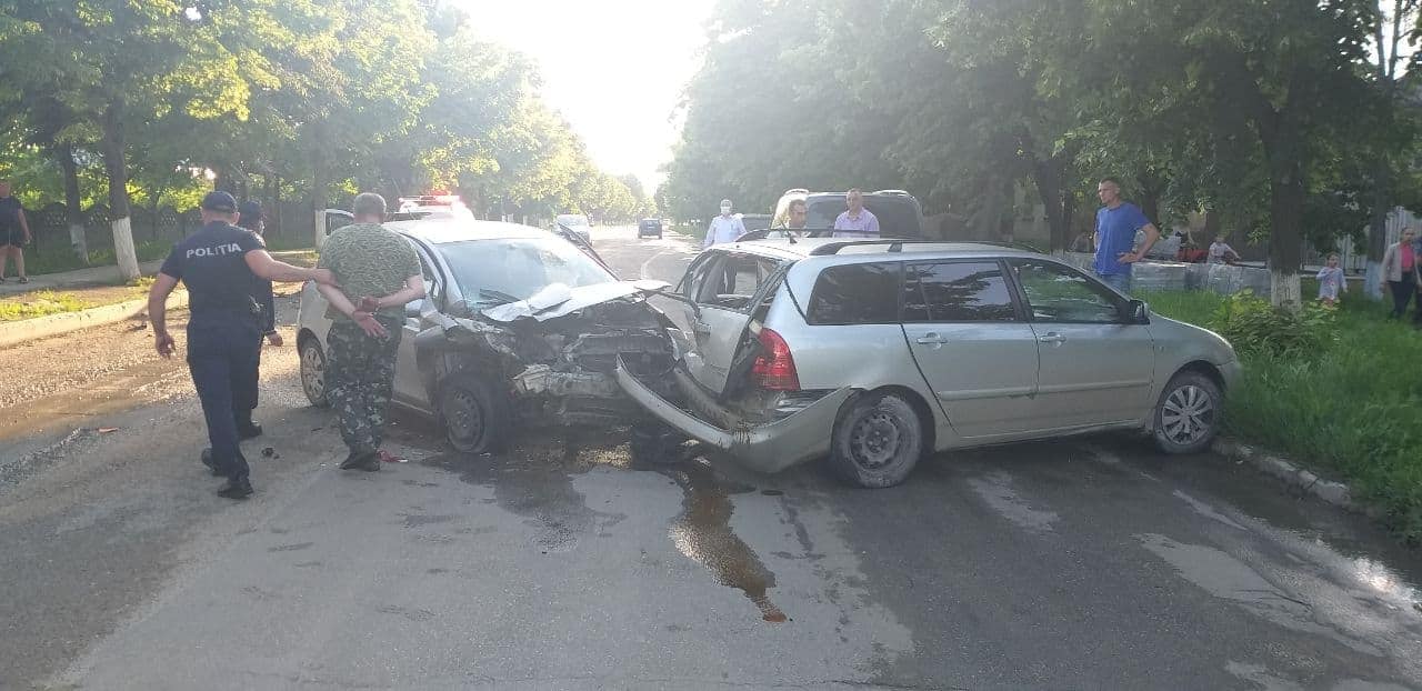 Un bărbat în stare de ebrietate a provocat un accident rutier în orașul Sângerei, după ce a încercat să scape de urmărirea polițiștilor