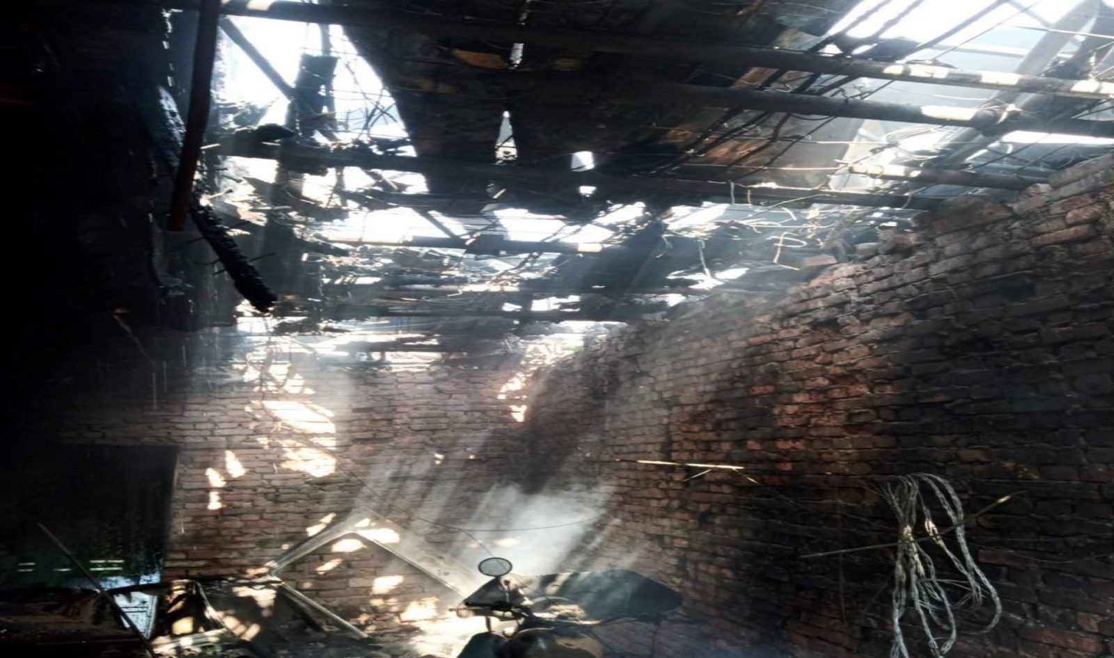 /FOTO/ Incendiu în raionul Râșcani. O femeie a intrat în stare de șoc, după ce casa i-a fost mistuită de flăcări