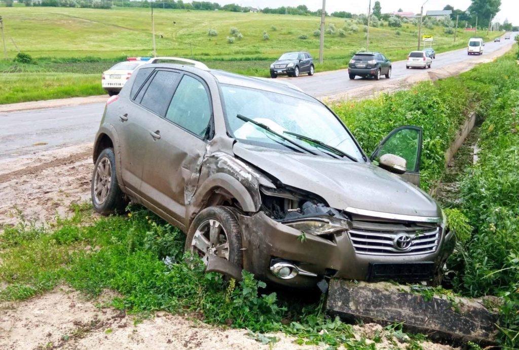 /FOTO/ Accident matinal în raionul Sângerei. O tânără de 21 ani a fost transportată la spital
