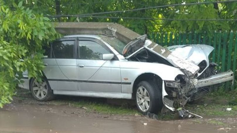Accident în raionul Florești. Un bărbat a ajuns cu mașina într-un gard, iar peste unitatea de transport a căzut și un pilon de electricitate