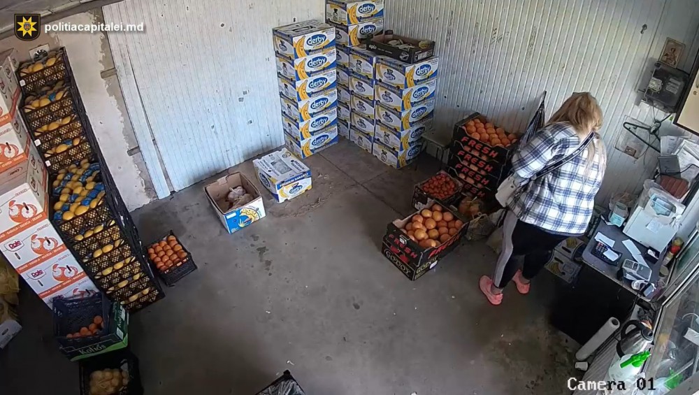 O femeie din Bălți a intrat să cumpere fructe într-o gheretă din Chișinău, dar a ieșit cu geanta plină cu bani a vânzătoarei