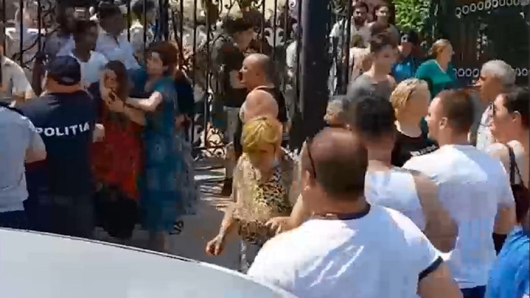 /VIDEO/ Bătaie de proporții pe străzile orașului Otaci din raionul Ocnița. Peste o sută de oameni s-au luat la pumni