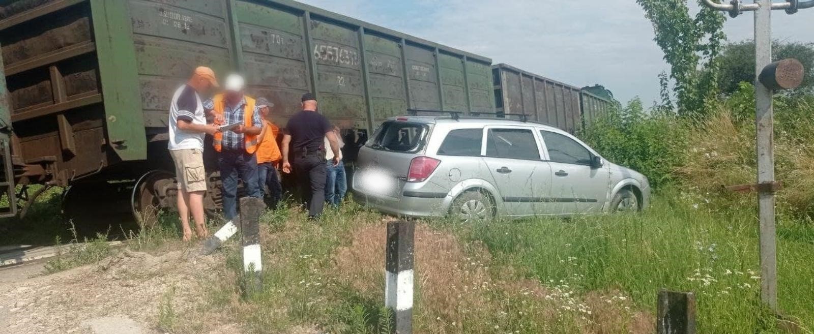 /VIDEO/ Două persoane au scăpat ca prin urechea acului, după ce mașina în care se aflau a fost lovită de o locomotivă în raionul Briceni