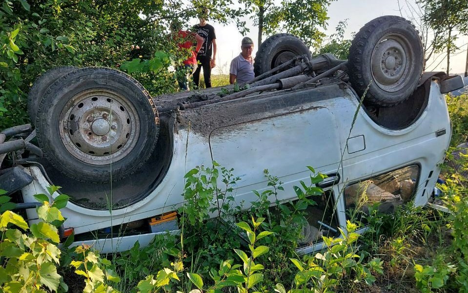 Accident pe un drum de țară din raionul Sângerei. Două persoane spitalizate