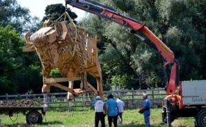 /FOTO/ Un zimbru uriaș din lemn a fost instalat pe teritoriul rezervației naturale „Pădurea Domnească”
