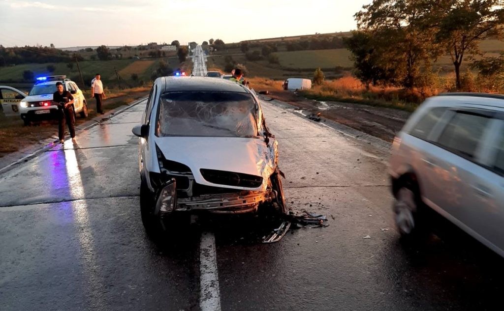 /FOTO/ O femeie din Fălești a fost transportată la spital în urma unui accident rutier