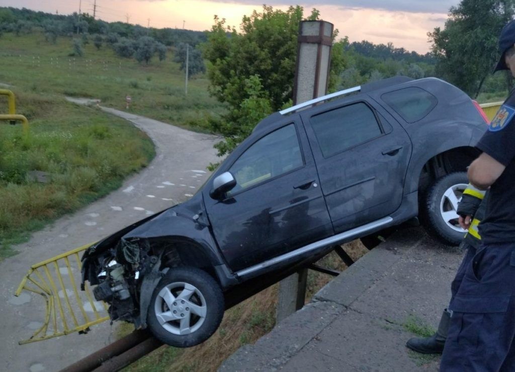 /FOTO/ Un tânăr din raionul Sângerei s-a tamponat cu automobilul într-un parapet pe centura orașului Bălți