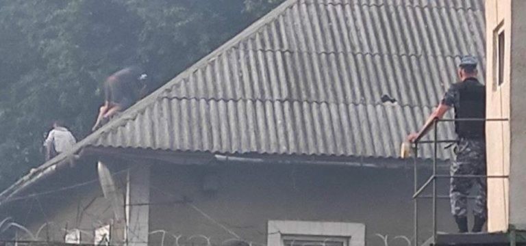 Protest la Penitenciarul nr. 2 din raionul Briceni. Un deținut a incendiat o celulă, iar alte încăperi au fost distruse