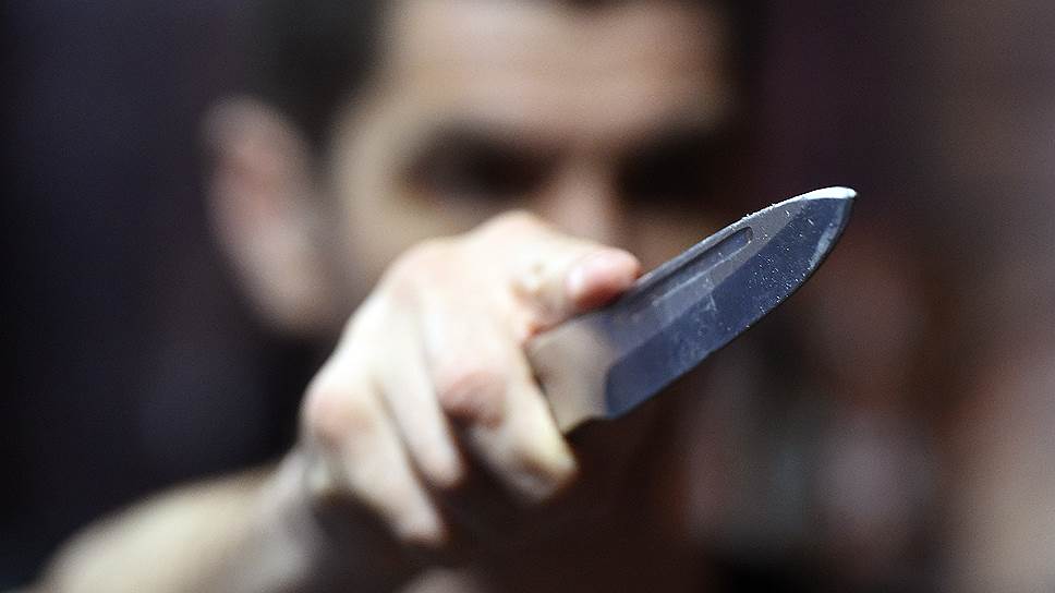Un bărbat din raionul Ocnița a amenințat polițiștii că îi va tăia cu un cuțit, după ce aceștia au venit să aplaneze un conflict