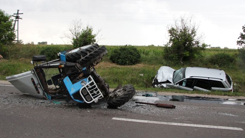 /FOTO/ Un polițist a răsturnat un tractor cu mașina în raionul Florești