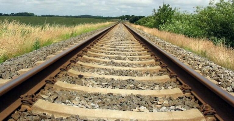 Un bărbat a murit în drum spre spital, după ce a fost lovit de un tren marfar în raionul Florești